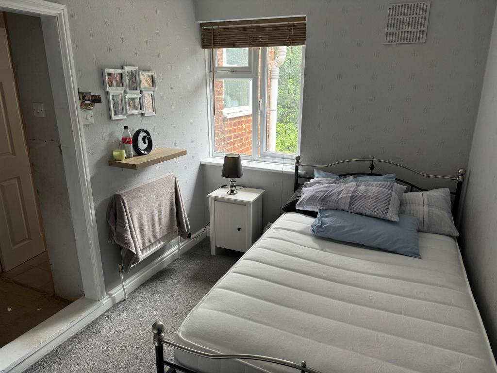 Lot: 112 - SEMI-DETACHED HOUSE FOR IMPROVEMENT - Bedroom 2